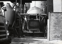 169601 Afbeelding van het afleveren van een silolaadkist voor het vervoer van soda bij de Vereenigde Glasfabrieken te ...